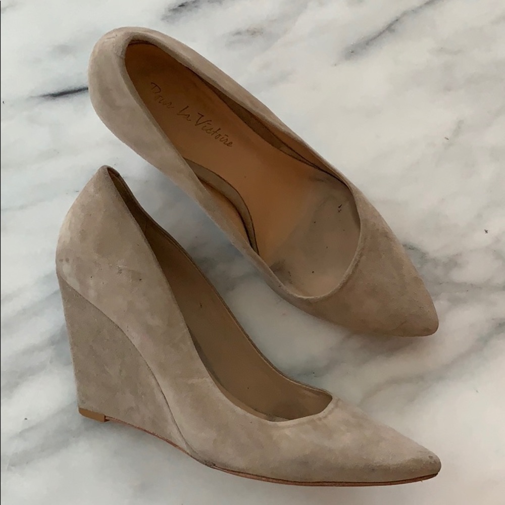 Pour la Victorio Nude Wedge Heels